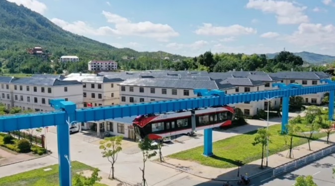 ‘Treni qiellor’ i ri i Kinës mund të rrëshqasë me shpejtësi pa energji elektrike (FOTO-VIDEO)