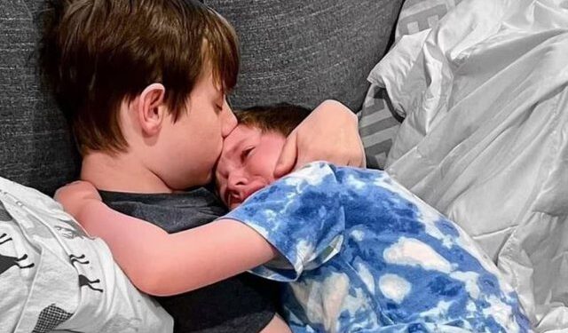 Foto prekëse/Djali me kancer ngushëllon të vëllanë pasi i tregoi se do të vd*ste