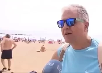 Ndodhi LIVE/Turisti fliste për plazhin, hajduti vjedh çantën dhe largohet me shpejtësi (VIDEO)