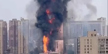 Kinë/ Ndërtesa përshihet nga flakët, nuk raportohet për viktima