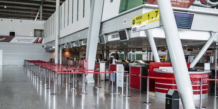 TIMS jashtë funksionit/Aeroporti “Nënë Tereza” thirrje pasagjerëve: Paraqituni dy orë e gjysmë para fluturimit