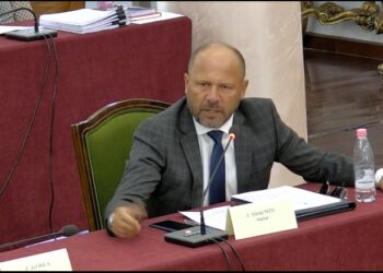 Xhelal Mziu përplaset me Pjerin Ndreun: Mos më bëj mua si papagall! S’merr vesh nga shifrat, je dru nga kjo pjesë