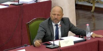 Xhelal Mziu përplaset me Pjerin Ndreun: Mos më bëj mua si papagall! S’merr vesh nga shifrat, je dru nga kjo pjesë