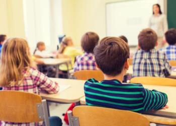 Numri i nxënësve në arsimin para universitar përgjysmohet në tre dekada