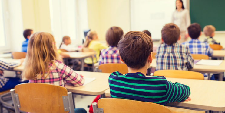 Numri i nxënësve në arsimin para universitar përgjysmohet në tre dekada