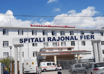 Vajza e gra shkojnë në spital me shenja helmimi, policia zbardh detajet: Reaksion nga parfumi i njërës prej tyre