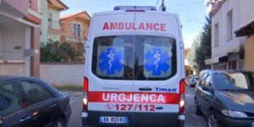 Aksident në autostradën Durrës-Tiranë, kamioni shemb mbikalimin e këmbësorëve