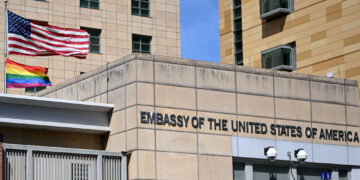 Ambasada amerikane në Moskë iu bën thirrje amerikanëve të largohen nga Rusia