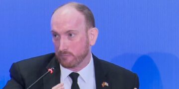 Ambasadori britanik, thirrje të rinjve: Rruga drejt suksesit nuk varet nga gomonet, por nga arsimi dhe puna