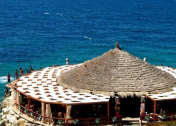 Digjet një “Beach Bar” në Vlorë, ja çfarë njofton policia