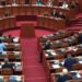 Berisha ulet në karriget e socialistëve, ish-kryeministri shpjegon pse kjo zgjedhje (VIDEO)