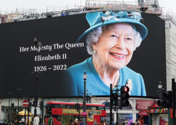 Nga flamujt në gjysmështizë e deri tek shpallja e mbretit të ri, çfarë do të ndodhë pas vdekjes së mbretëreshës