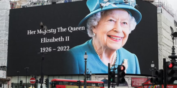 Nga flamujt në gjysmështizë e deri tek shpallja e mbretit të ri, çfarë do të ndodhë pas vdekjes së mbretëreshës