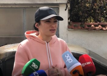 I shkrumbuan mjetin para shtëpisë/27-vjeçarja e njohur në rrjetet sociale akuzon deputetin e PD-së, përmend 10 emra në polici