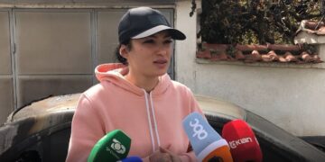 I shkrumbuan mjetin para shtëpisë/27-vjeçarja e njohur në rrjetet sociale akuzon deputetin e PD-së, përmend 10 emra në polici