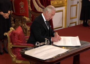 Charls III dhe dëshmitarët nënshkruajnë betimin (VIDEO)