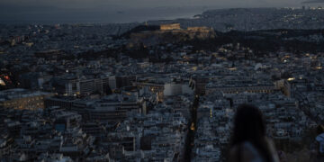 Greqia nuk është më nën mbikqyrje speciale, por kriza është ende aty