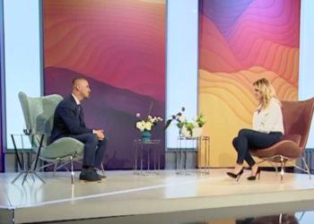 Hoxha i njohur shqiptar: Në familjet e reja përkëdhelin qen e mace, unë përkëdhel 10 fëmijët (VIDEO)