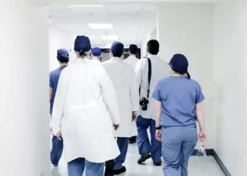 35 mjekë të arrestuar! “Bluzat e bardha” apo “jakat e bardha”?