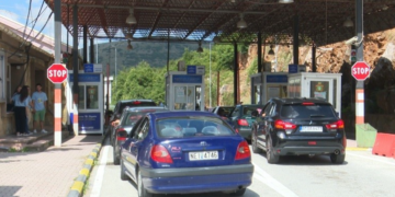 Sistemi jashtë funksionit në Kapshticë! Policia nxjerr regjistrat, po punohet manualisht