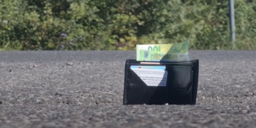 16-vjeçari i jep turistit italian portofolin me 6700 € që e kishte humbur, u shpërblye me 100 € (VIDEO)