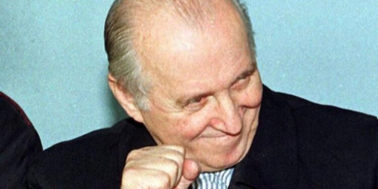 “Libri ka erotizëm të tepërt dhe skena s*ksuale”, urdhri i Ramiz Alisë për romanin e Petro Markos