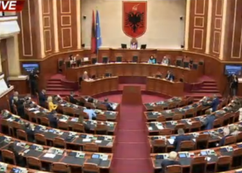 “Do marrin fjalën sa herë të duan”, deputetët i bien tavolinës pasi nuk lejohen të flasin
