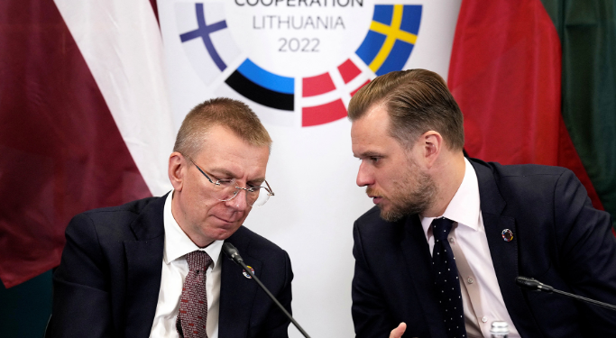 Letonia, Lituania dhe Estonia arrijnë “marrëveshje në parim” për të kufizuar lëvizjen e qytetarëve rusë