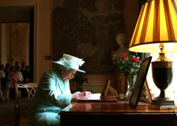 Mbretëresha Elizabeth lë ‘letrën sekrete’, do hapet në vitin 2085