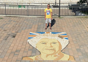 Mozaik me 120 kg drithë në nder të Mbretëreshës, artisti shqiptar vlerësohet në mediat ndërkombëtare