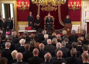 Momenti historik, Charles III shpallet zyrtarisht mbret