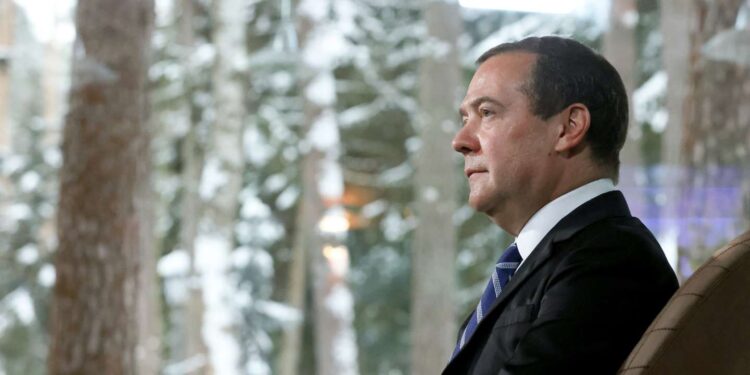 Medvedev kërcënon Perëndimin: Shpërbërja e Rusisë është një lojë shahu me vd*kjen