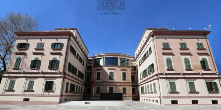 Debatet për ndërtimet pa leje, jep dorëheqjen Sekretarja e Përgjithshme e Ministrisë së Brendshme