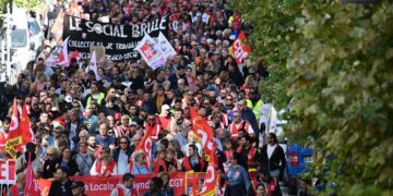 Mijëra francezë protestojnë kundër çmimeve të larta dhe reformës së pensioneve