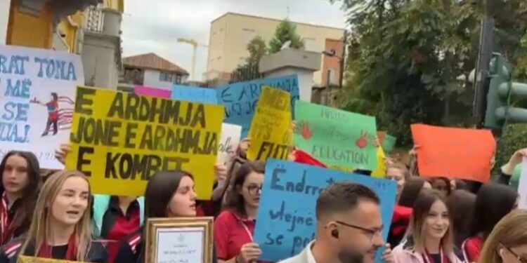 Mbyllja e kolegjit turk “Mehmet Akif”, nxënësit protestojnë para Ministrisë së Arsimit