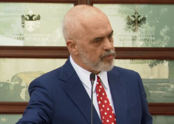 Qeveria rrit pagat për policët, gardistët dhe zjarrfikësit