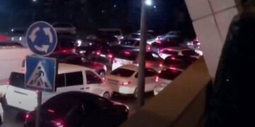 Radhë kilometrike në kufirin Rusi-Gjeorgji, rusët ikin pas thirrjes ushtarake