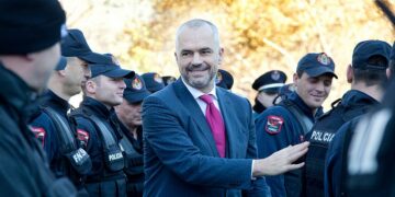 Vendimi i qeverisë/Rithemelimi: Rama e ka përdhosur uniformën, duke i kthyer në shoqërues të të fortëve!
