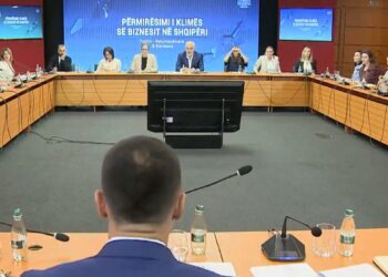 “Është koha për t’i rënë lapsit”, Rama apel bizneseve: Filloni të prodhoni energji diellore