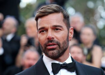 Ricky Martin padit nipin e tij për 20 milionë dollarë