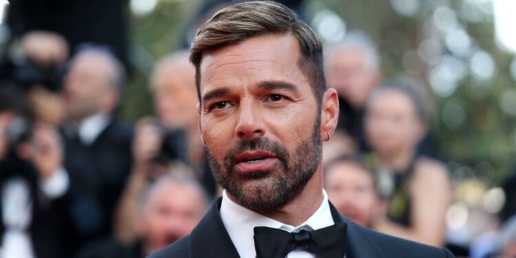 Ricky Martin padit nipin e tij për 20 milionë dollarë