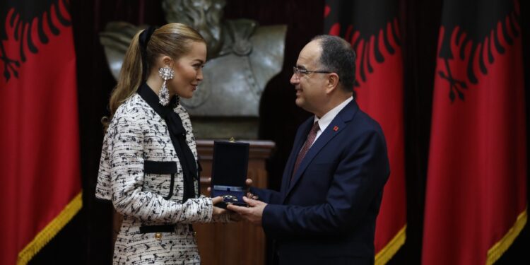 Presidenti Begaj vlerëson artisten Rita Ora me titullin e lartë “Naim Frashëri”