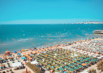 Durrësi “merr fronin” e sezonit veror! Shtohen me 50% pushuesit, Jugu zero rritje