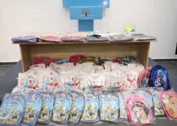 “Fundjavë Ndryshe” gëzon fëmijët e familjeve në nevojë, dhuratë çantat e materialet shkollore