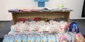“Fundjavë Ndryshe” gëzon fëmijët e familjeve në nevojë, dhuratë çantat e materialet shkollore