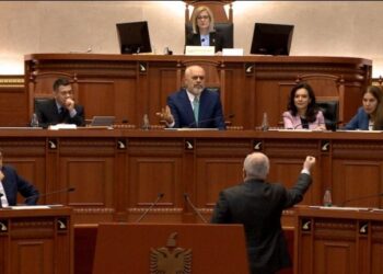 “Ti je ëmbëlsira në fund”, Spaho shpërthen ndaj Ramës: Na trajtoni si të njerkës, me rrugaçët e Tiranës je rritur