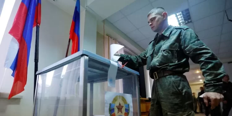 Referendumi rus në Ukrainë, ushtarët shkojnë derë më derë për të marrë votat
