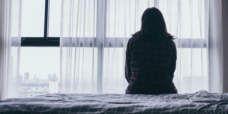 Studiuesit: Vetmia na plak më shumë se pirja e duhanit