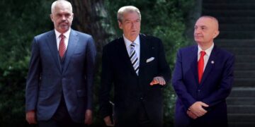 Pothuaj gjysma e të rinjve nuk preferojnë asnjë nga tre politikanët kryesorë