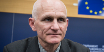 Kush është Ales Bialiatski, bjellorusi që “i’a ka kushtuar jetën promovimit të demokracisë”